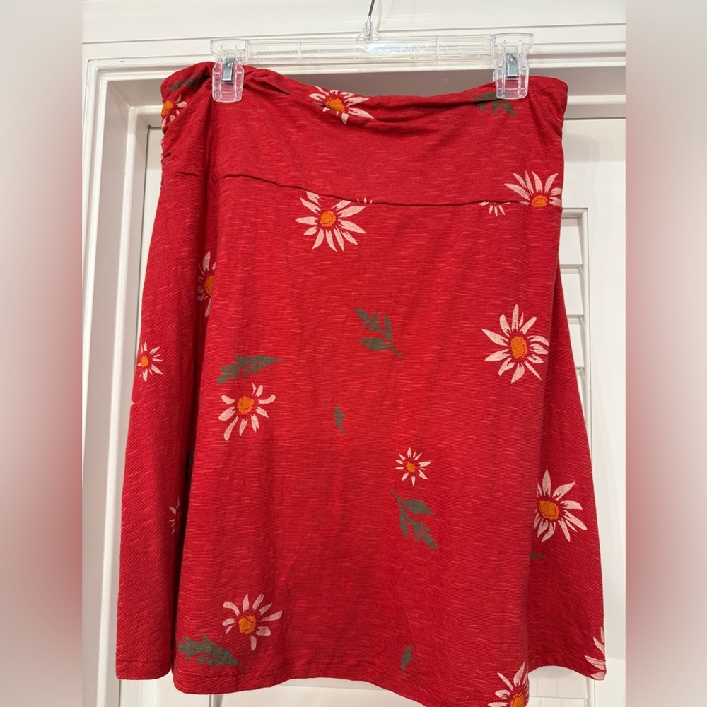Toad&Co Red Skirt with White Daisy Patterns